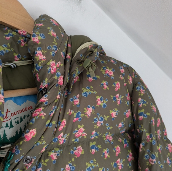 THE GREAT. Down Puffer Jacket in Cypress Basin Floral - Picture 9 of 12